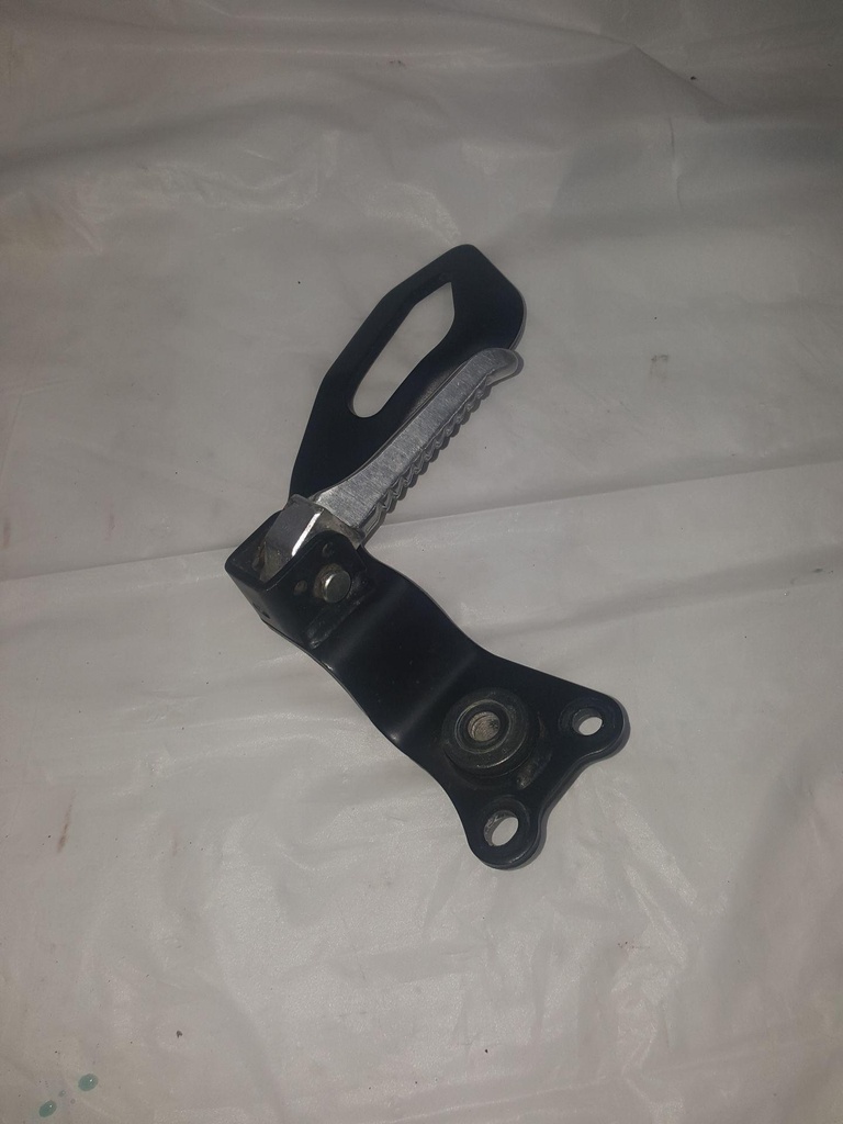 BRACKET, PILLION LH