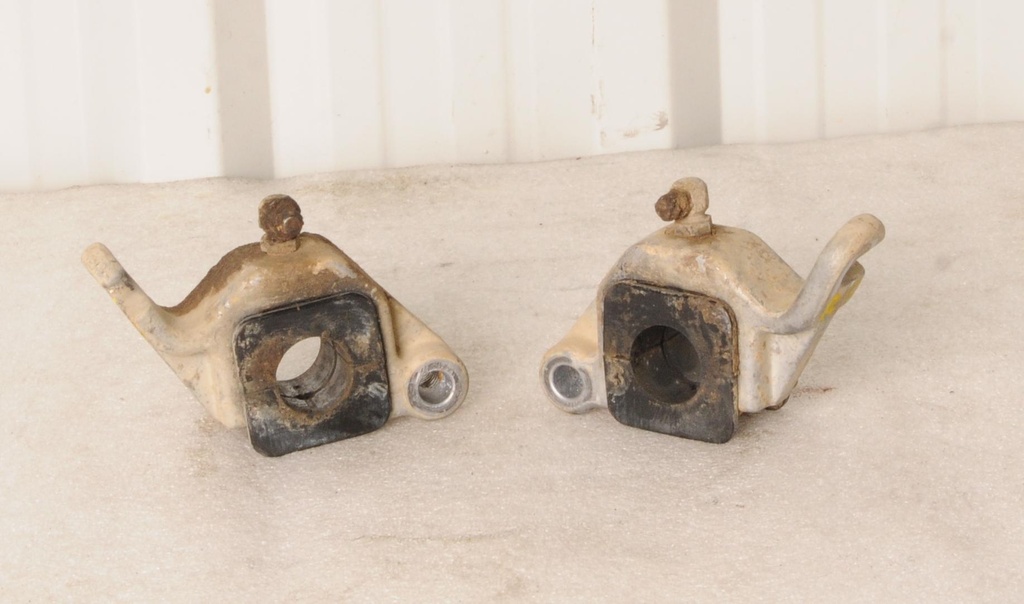 BRKT-CAST,SWAY BAR