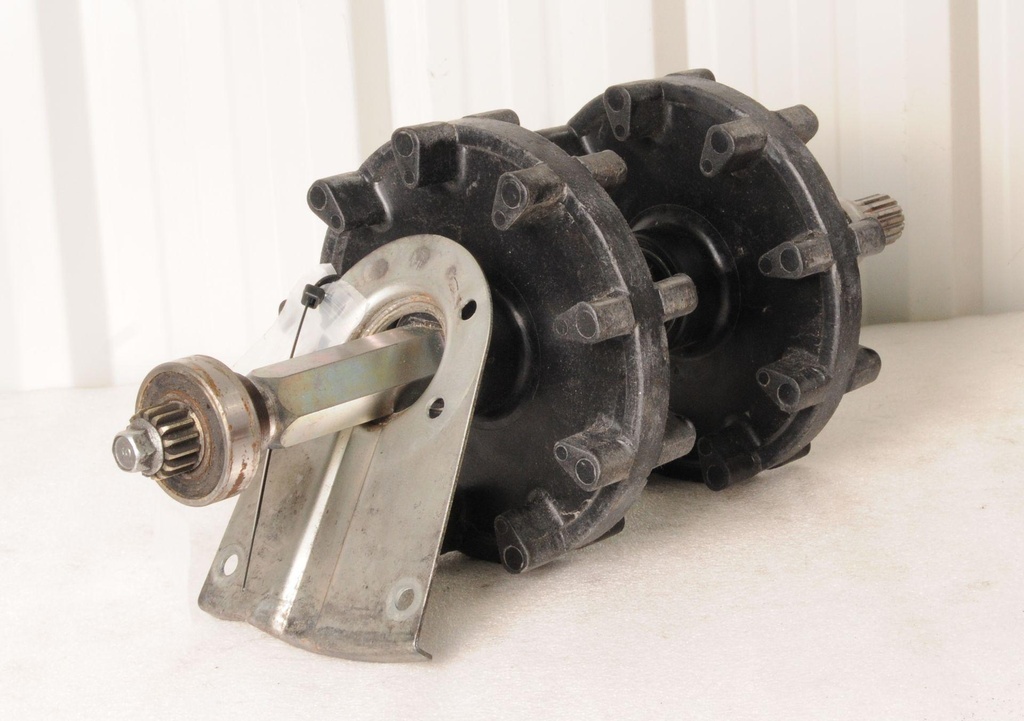 [8GC475110000-001] Axle, Front
