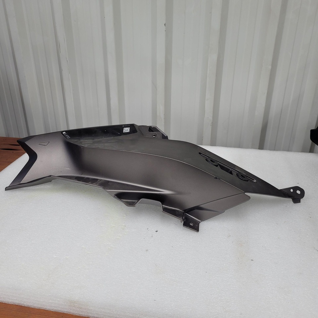 [517308317-001] rh rear hood