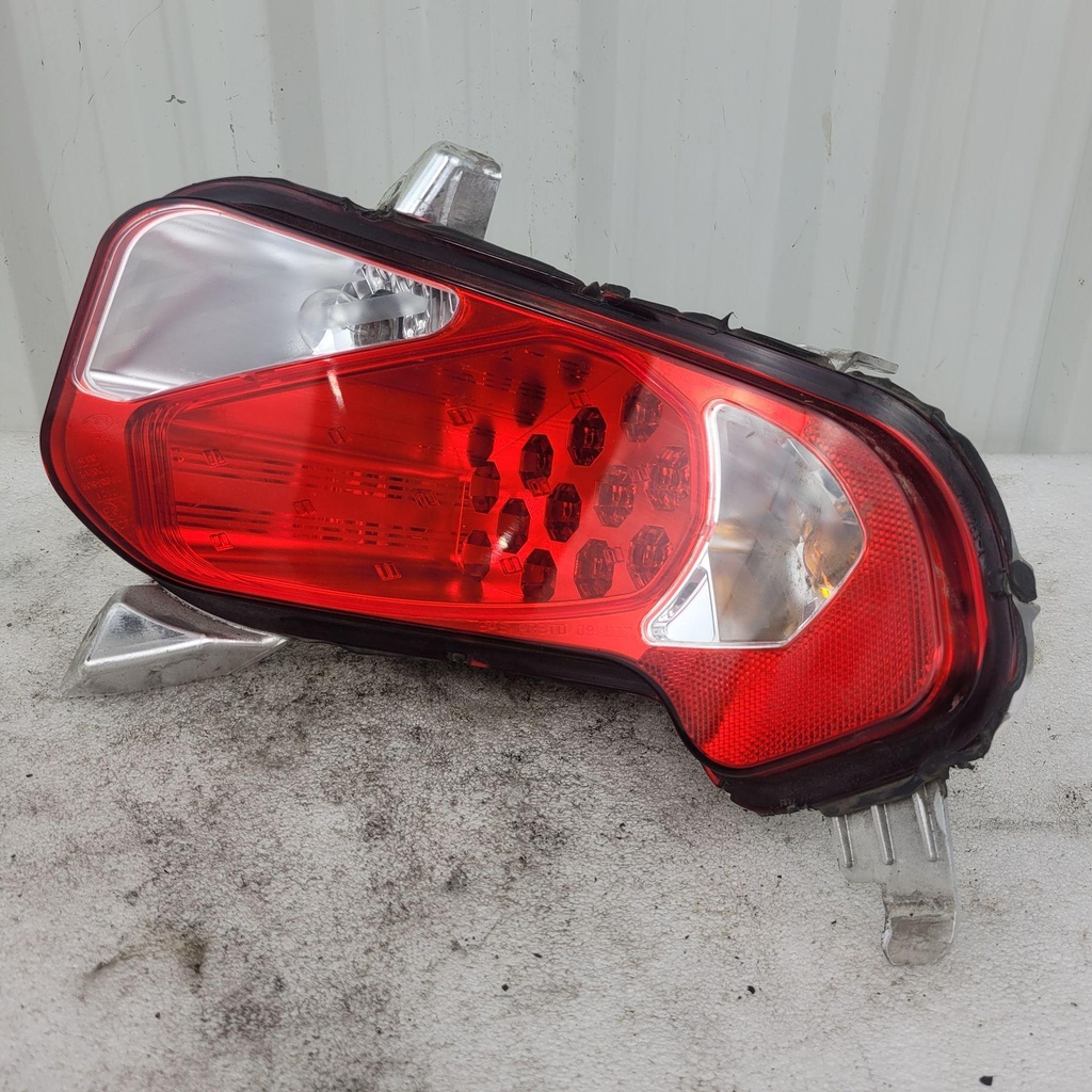 [710002501-001] rh rear tail light (710002501-001)
