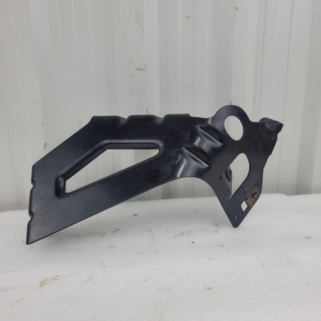 [8KCF19590000-001] bracket, front bumper