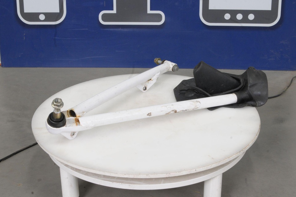 [8JPF357A3000-001] arm, front lower lh. (white) ur for dpbse (8JPF357A3000-001)